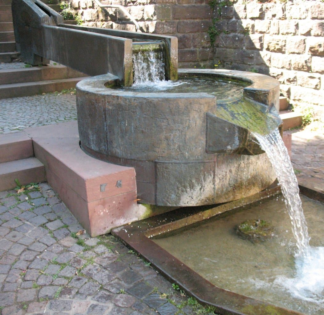 22-stadtfuehrung-gruppe-1-kandelschussbrunnen.jpg