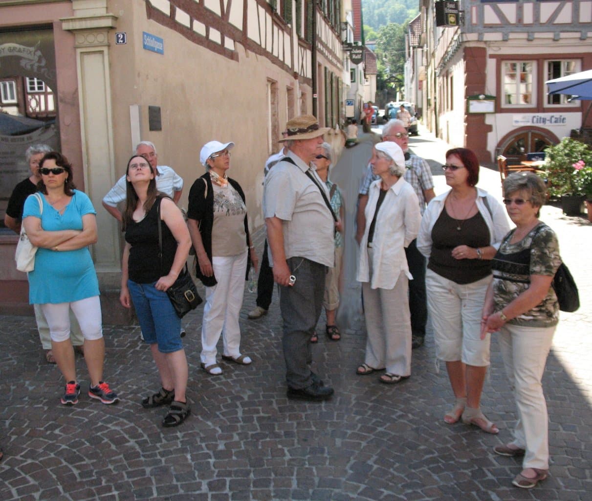 29-stadtfuehrung-gruppe-1-am-marktplatz.jpg