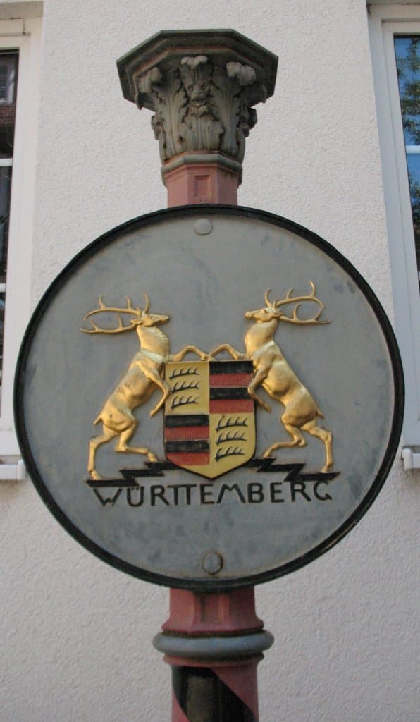 34-stadtfuehrung-gruppe-1-wappen-v-wuerttemberg-im-hospitalhof.jpg