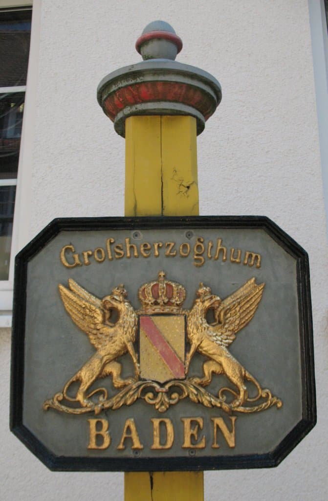 35-stadtfuehrung-gruppe-1-wappen-v-baden-im-hospitalhof.jpg