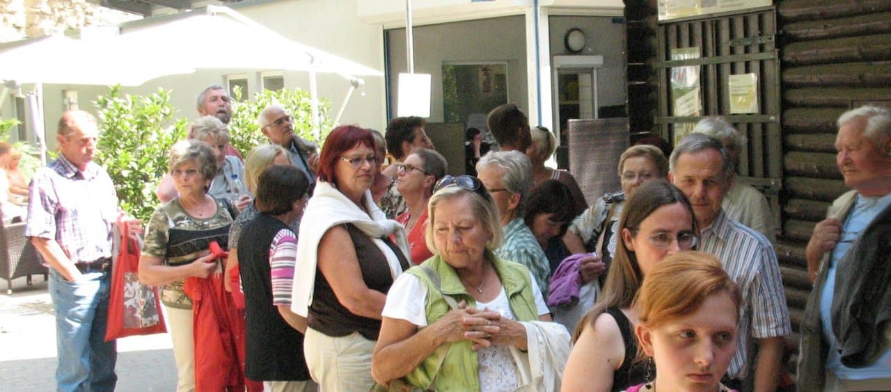 47-gruppe-warten-auf-einlass.jpg