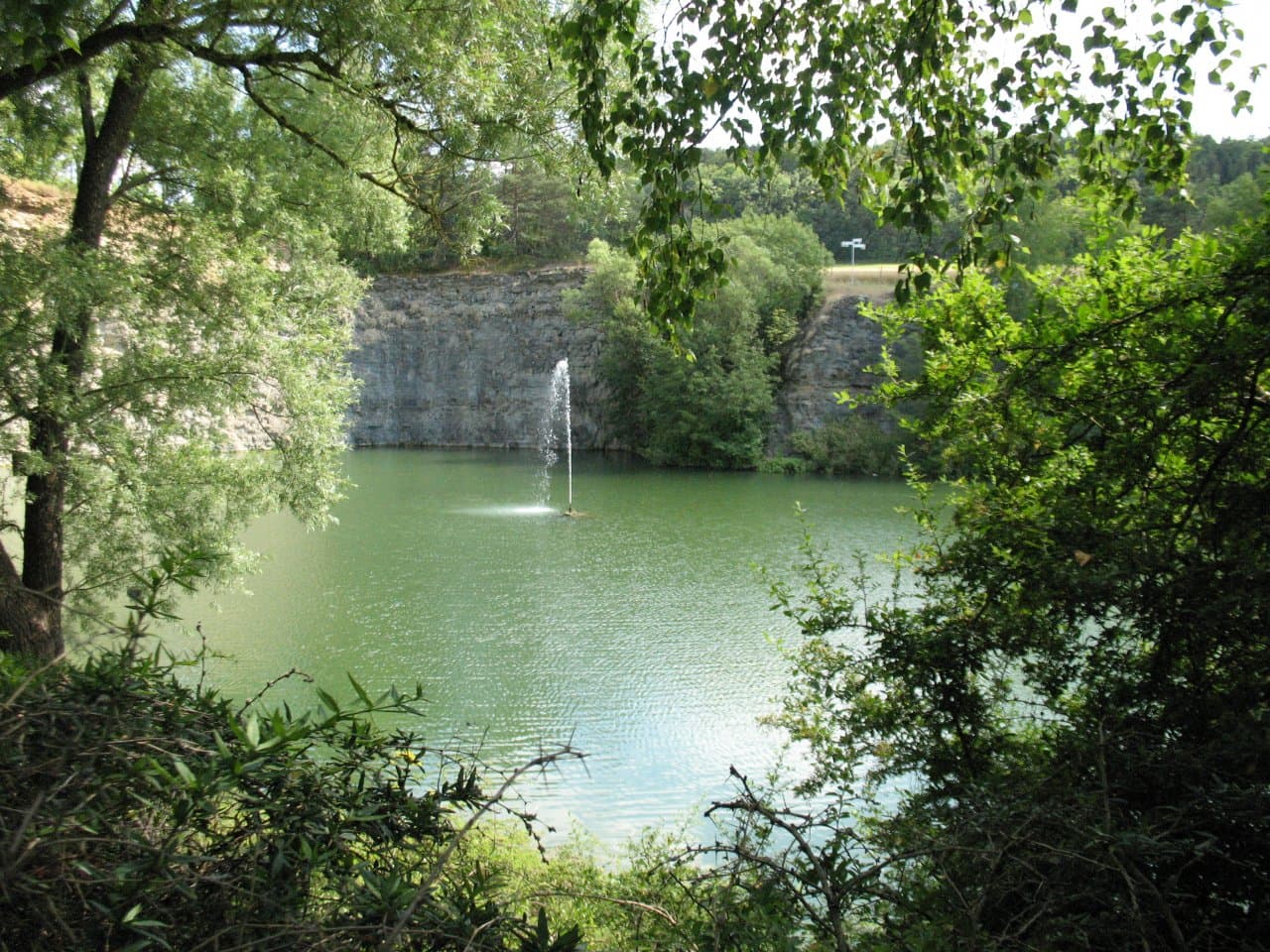 55-steinbruchsee-vor-der-hoehle.jpg