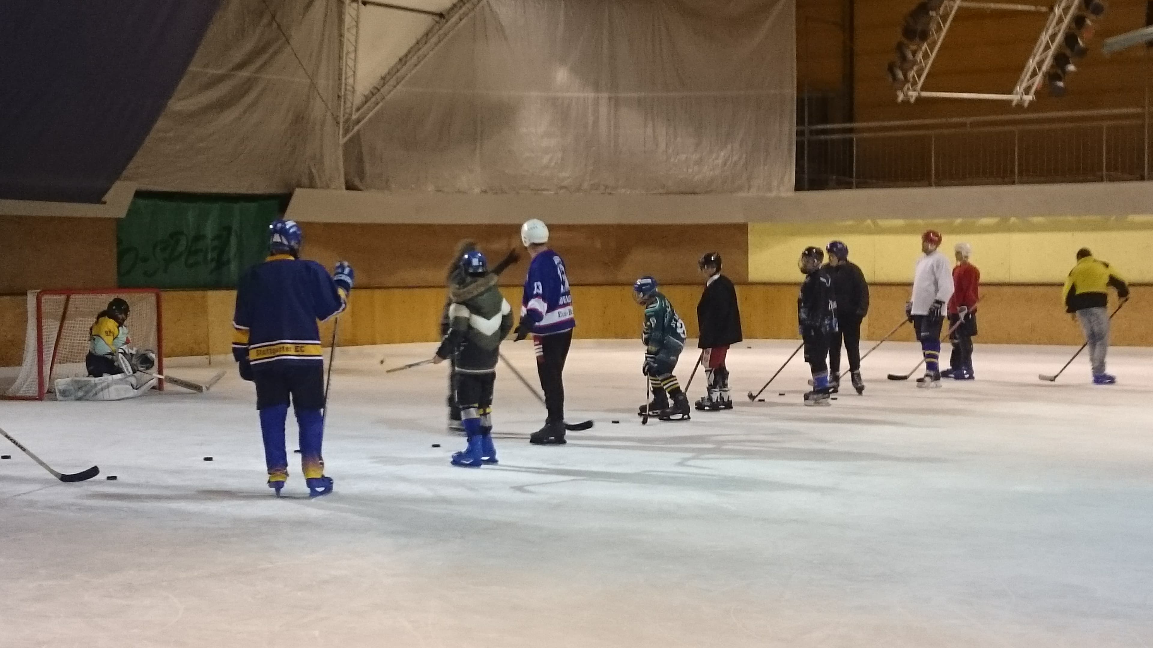 Eishockey-Training mit Flüchtlingen