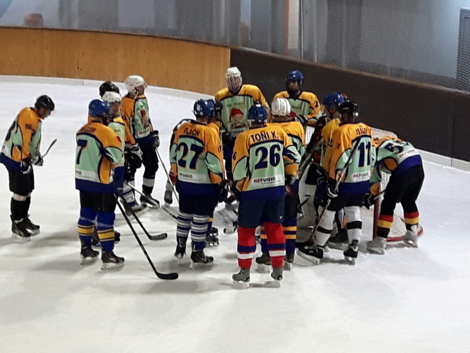 Eis-Buaba siegen im Penaltyschießen